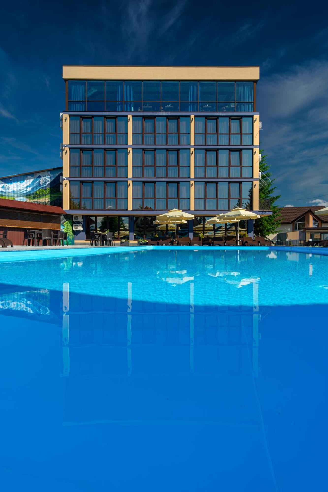 Summit Hotel Yablunytsya Bagian luar foto