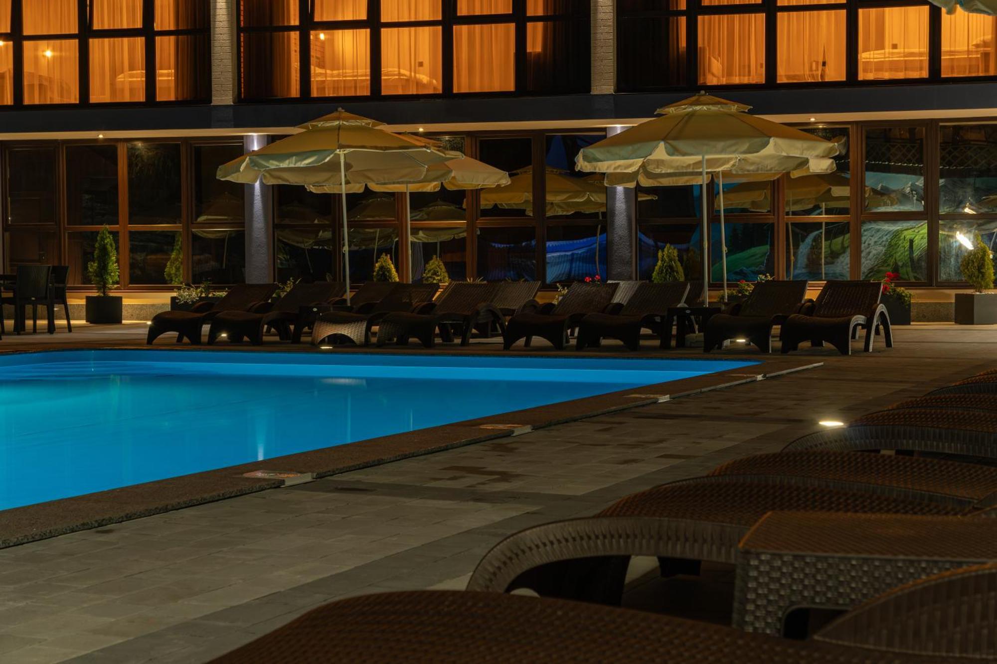 Summit Hotel Yablunytsya Bagian luar foto